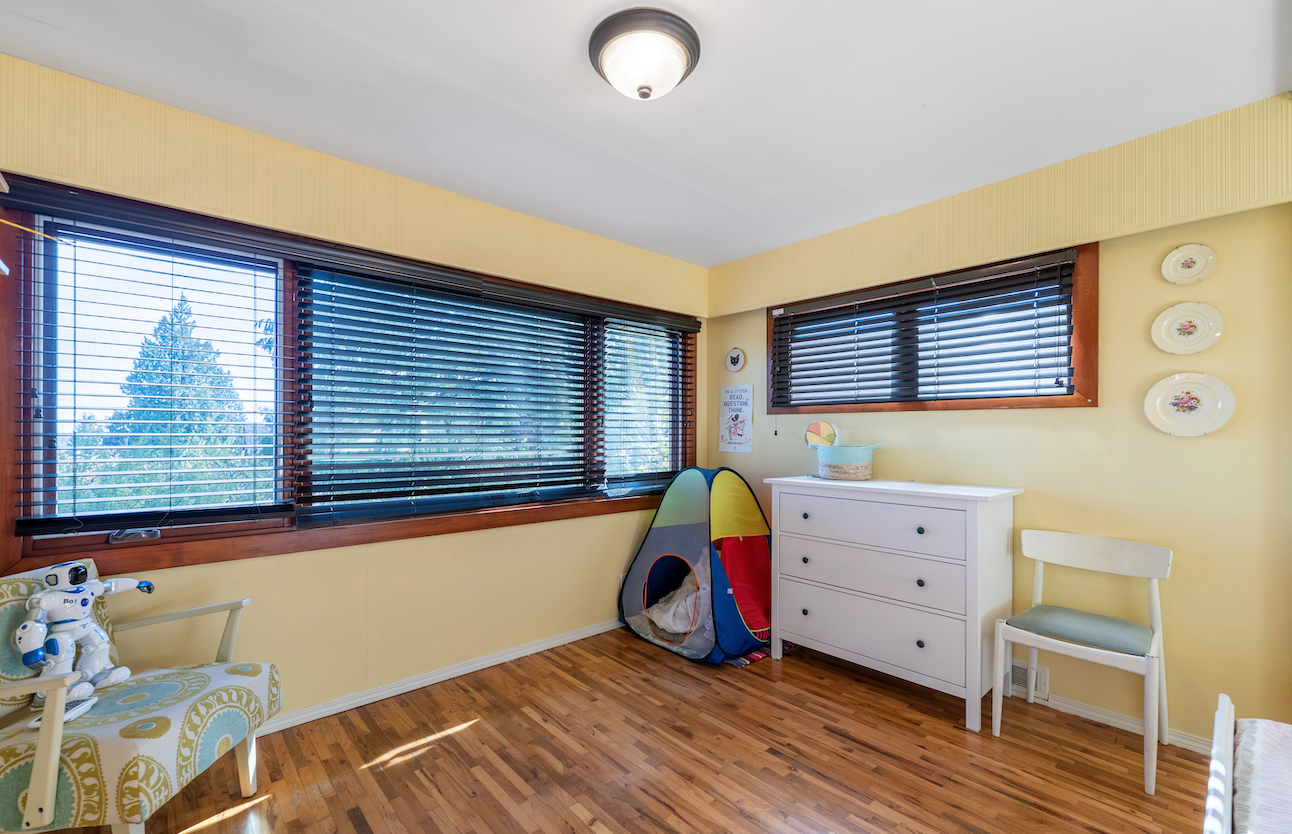 COZY FAMILY HOME IN THE HEART OF AMBLESIDE- 1488 Palmerston Avenue, West Vancouver